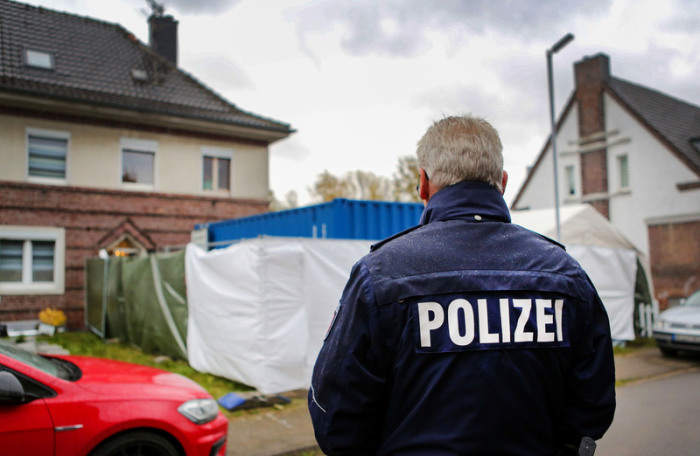 Ein Haus wird von der Polizei mit Unterstützung des THW durchsucht. Hier wurde im Zusammenhang mit dem Missbrauchskomplex Bergisch Gladbach ein Verdächtiger festgenommenen und seine Wohnung durchsucht. I... Foto: Dagmar Meyer-Roeger/Dmp Press/dpa