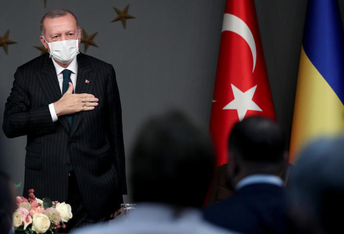 Türkischer Präsident Recep Tayyip Erdogan nimmt an einer Unterzeichnungszeremonie mit dem ukrainischen Präsidenten nach deren Treffen in Istanbul teil. Foto: epa/Tolga Bozoglu