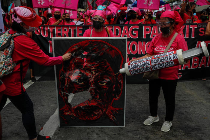 Demonstranten begehen den Internationalen Frauentag in Metro Manila. Foto: epa/Mark R. Cristino