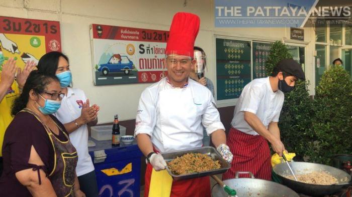 Pattayas Polizeichef Oberst Khemmarin schwingt für notleidende Menschen persönlich den Kochlöffel. Foto: The Pattaya News