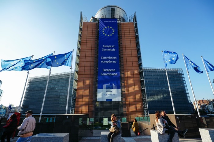 EU-Flaggen wehen vor dem Berlaymont-Gebäude, dem Hauptsitz der Europäischen Kommission. Foto: Zhang Cheng/Xinhua/dpa