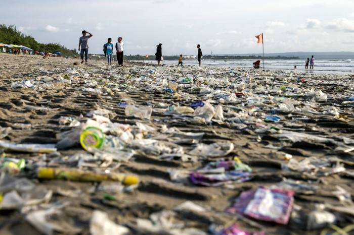 Angeschwemmter Plastikmüll an Balis Kuta Beach. Foto: epa/Made Nagi