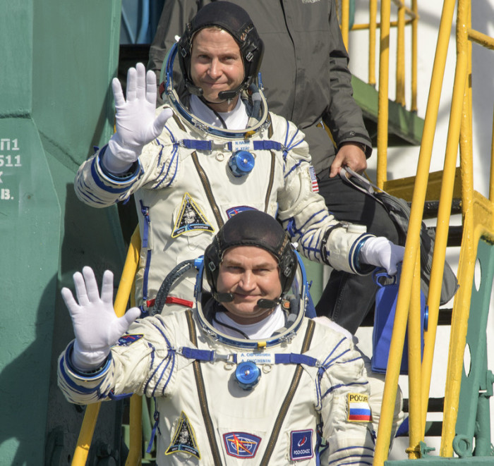 US-Astronaut Nick Hague (oben) und der russische Kosmonaut Alexey Ovchininin winken, bevor sie in das Sojus MS-10-Raumschiff auf dem Weltraumbahnhof Baikonur einsteigen. Foto: epa/Bill Ingalls / NASA
