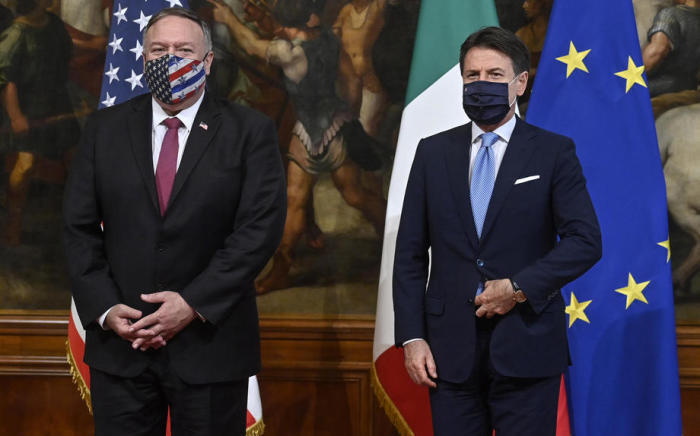Der italienische Premierminister Giuseppe Conte (R) und US-Außenminister Mike Pompeo (L) bei einem Treffen im Palazzo Chigi in Rom. Foto: epa/Riccardo Antimiani