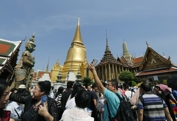 Touristen im Großen Palast in Bangkok. Foto: epa/Narong Sangnak