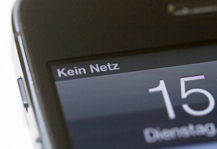 Die Aufschrift «Kein Netz» ist auf dem Bildschirm eines Mobiltelefons zu sehen. Foto: Inga Kjer/Dpa
