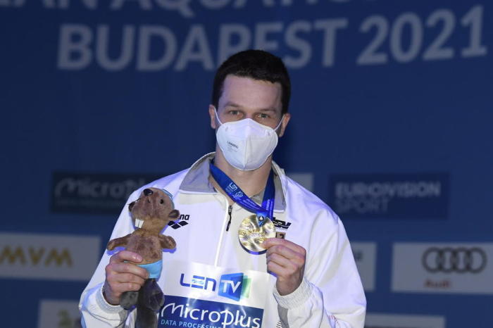 Der deutsche Erstplatzierte Patrick Hausding posiert mit seiner Medaille während der Siegerehrung des 1m-Sprungbrett-Finales der Männer. Foto: epa/Tamas Kovacs