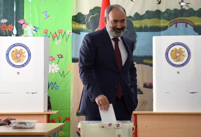 Armens Premierminister Nikol Pashinyan gibt seine Stimme in einem Wahllokal in Eriwan ab. Foto: epa/Narek Aleksanyan