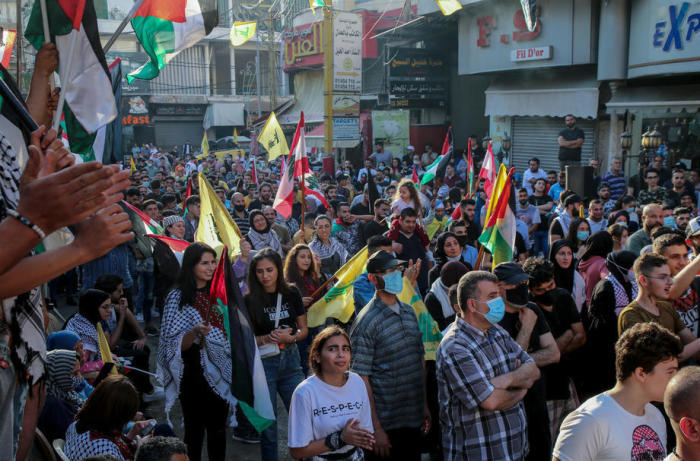 In Beirut protestieren Anhänger der Hisbollah und der palästinensischen Revolutionsparteien. Foto: epa/Nabil Mounzer