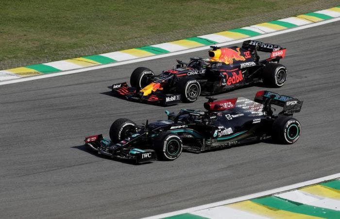 Lewis Hamilton (vorne) von Mercedes und der Niederländer Max Verstappen (hinten) von Red Bull. Foto: epa/Antonio Lacerda
