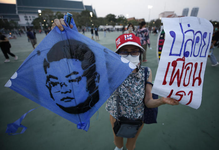 Pro-Demokratie-Aktivisten in Bangkok fordern die Freilassung ihrer Anführer. Foto: epa/Narong Sangnak