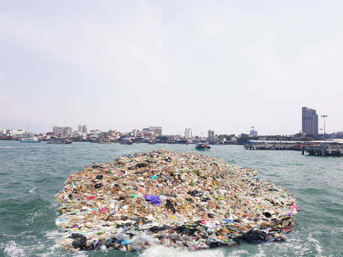 Eins, zwei, drei! Am 1. April 2018 wurden die ersten 50.000 Tonnen Müll in der Pattaya-Bucht versenkt, um das Mülltauchen zu bewerben. Fotomontage