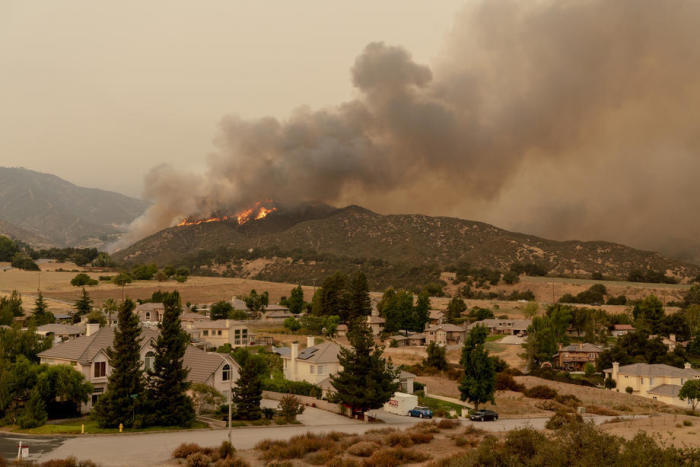 Das Feuer El Dorado verbrennt einen Hang in der Nähe von Yucaipa im San Bernardino National Forest, Kalifornien. Foto: epa/Kyle Grillot