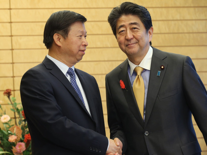Japans Premierminister Shinzo Abe (r.) und Song Tao, Leiter der internationalen Verbindungsabteilung der Kommunistischen Partei Chinas.  Foto: epa/