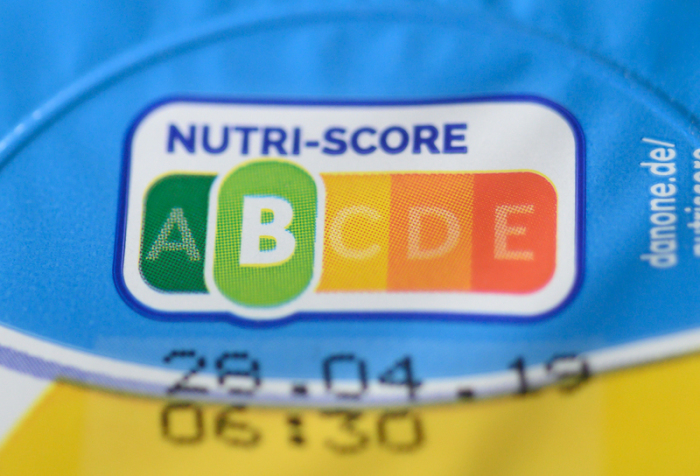 Auf einer Packung Joghurt ist der sogenannte «Nutri-Score» zu sehen. Foto: Christophe Gateau/Dpa