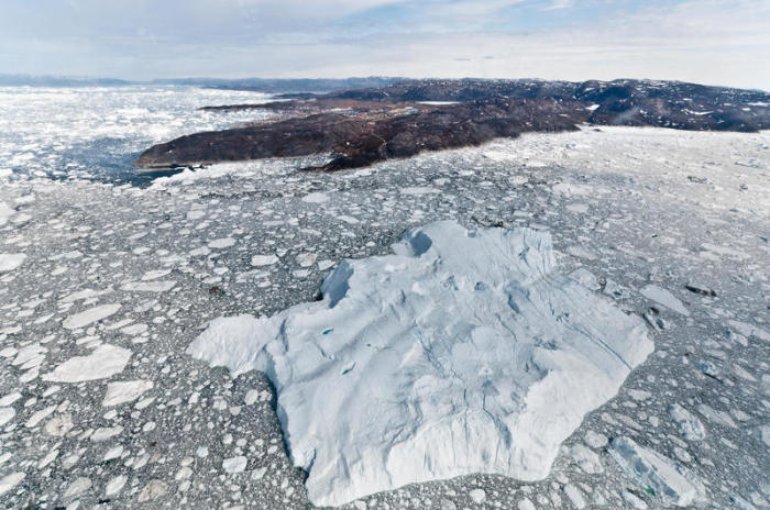 Ein großer Eisberg, einer von vielen, die in dieser flachen Region in der Nähe des Fjords Disko Bay in der Nähe der grönländischen Stadt Ilulissat (rund 4.500 Einwohner) gestrandet sind. Foto: Ian Joughin/University Of Washington/dpa