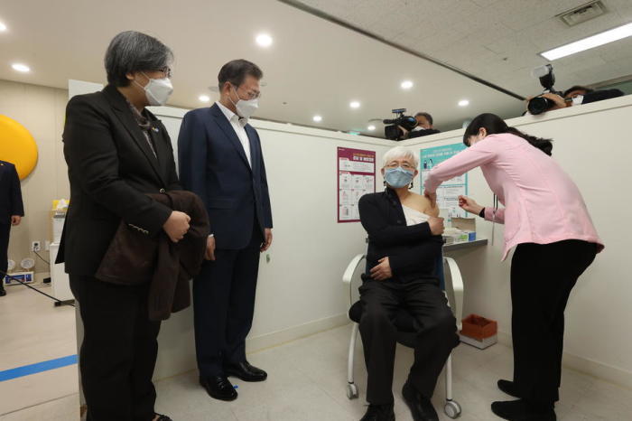 Koreas Präsident Moon Jae-in (2-L) beobachtet, wie ein Arzt in einem öffentlichen Gesundheitszentrum in Seoul eine Spritze mit dem Impfstoff COVID-19 von AstraZeneca erhält. Foto: epa/Yonhap