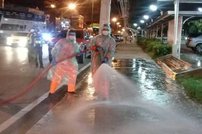 Großflächige Desinfektionsmaßnahmen in Rayong nach Bekanntwerden des Falles. Foto: Rayong Municipality