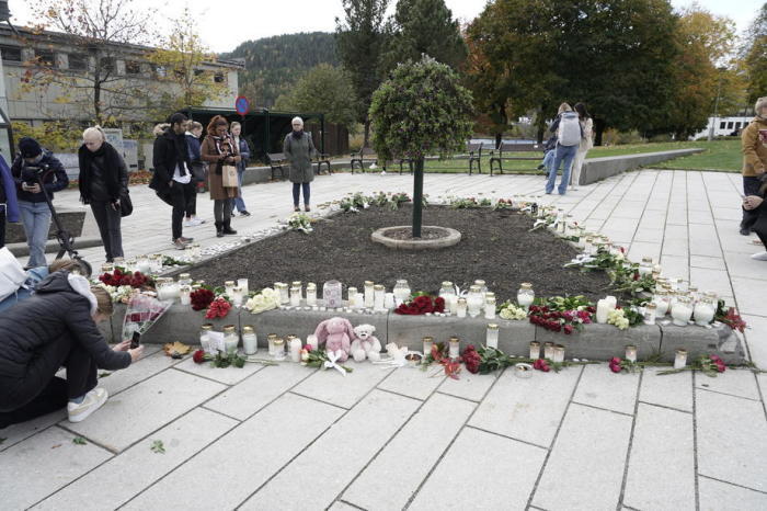 Gedenksteine im Stadtzentrum einen Tag nach einem Anschlag in Kongsberg. Foto: epa/Terje Pedersen