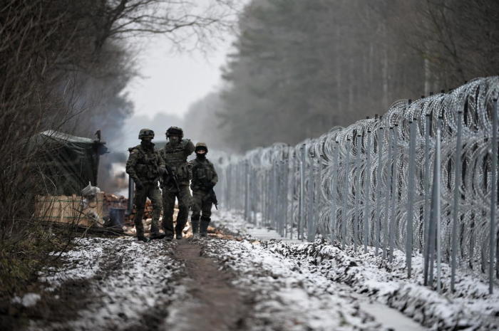 Polen patrouillieren an der Grenze nach einem Überquerungsversuch von Migranten aus Weißrussland. Foto: epa/Marcin Obara