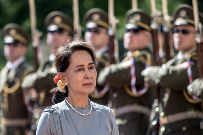 Burmas Staatsrätin Aung San Suu Kyi inspiziert eine Ehrengarde. Foto: epa/Martin Divisek