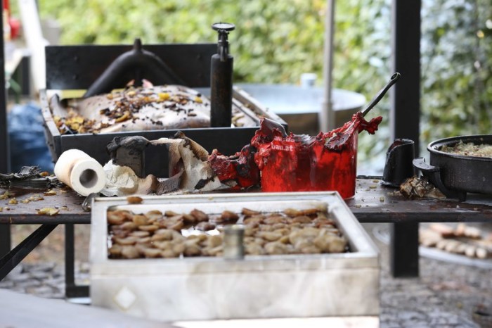 Verbrannte Grill-Utensilien sind auf einem Tisch auf dem Gelände eines Brauchtumsfestes im Siegerland zu sehen. Foto: Rene Traut/Dpa