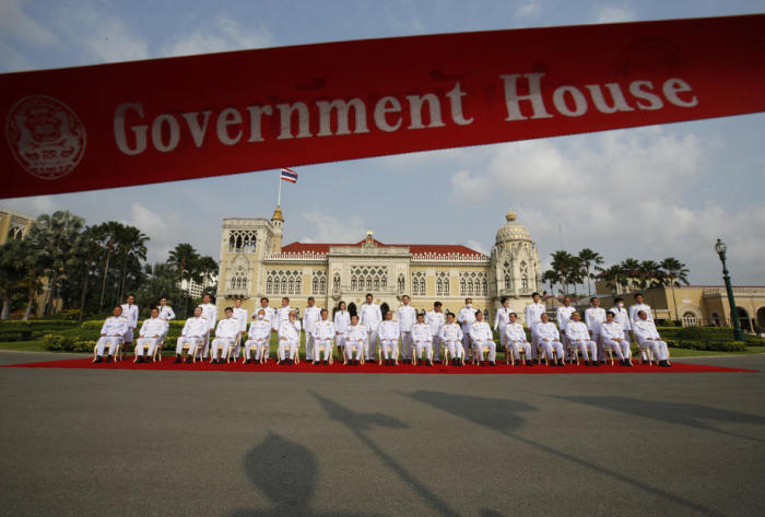 Premierminister Prayut und sein Kabinett vor dem Regierungssitz in Bangkok. Foto: epa/Narong Sangnak