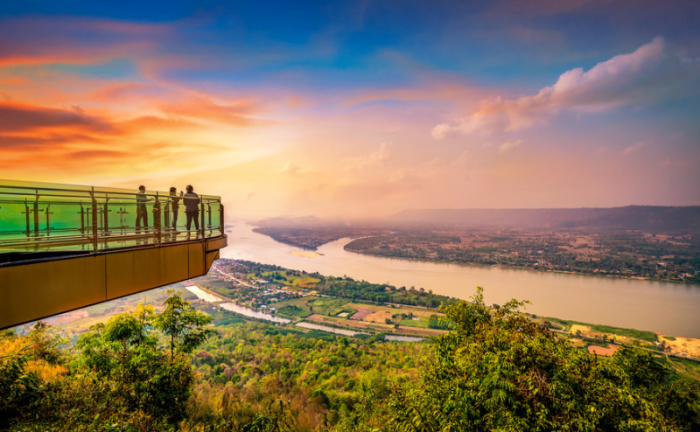 Vom gläsernen Skywalk am Wat Pha Tak Suea im Bezirk Sangkhom der Nordostprovinz Nong Khai kann man einen wundervollen Panoramablick auf den Mekong genießen. Foto: somchairakin / Fotolia.com