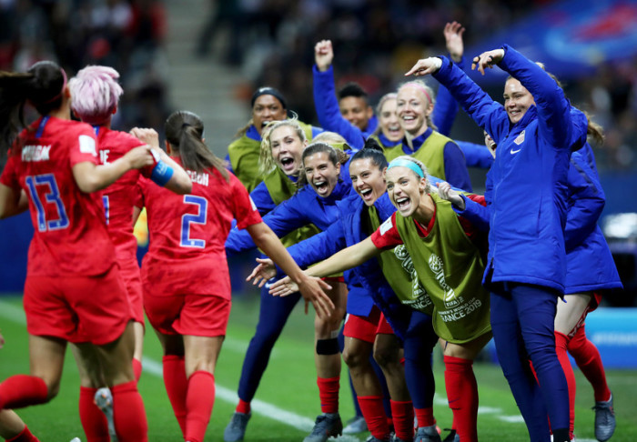 USA feiert ihr Tor mit ihren Teamkollegen während des Vorrundenspiels der FIFA Frauen-Weltmeisterschaft 2019 zwischen den USA und Thailand. Foto: epa/Tolga Bozoglu