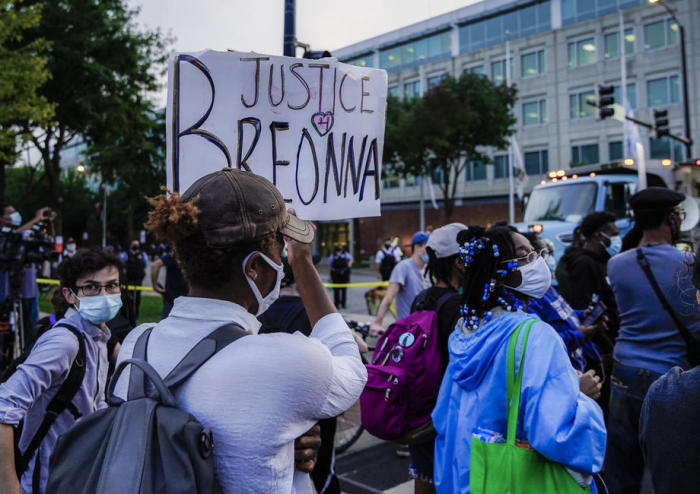 Protest in Chicago wegen der Anklage von Breonna Taylor. Foto epa/TANNEN MAURY
