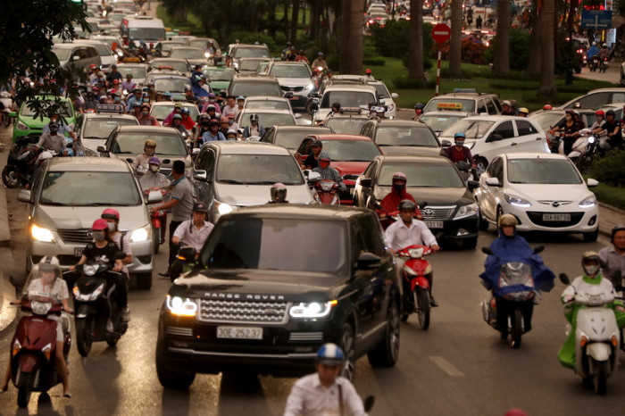Krafträder und Automobile, darunter auch Luxus-SUVs, verstopfen eine Straße in Hanoi. Foto: epa/Luong Thai Linh