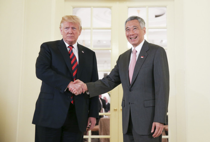 US-Präsident Donald J. Trump (l.) und der Premierminister von Singapur Lee Hsien Loong (r.). Foto: epa/Ong Wee Jin