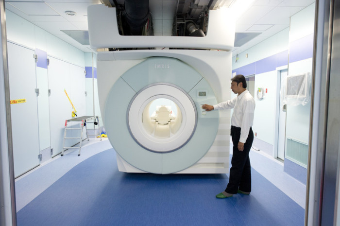 Ein Magnetresonanztomographen (MRT), der in der Radiologie in der Krebsbehandlung eingesetzt wird. Symbolbild: epa/Everett Kennedy Brown