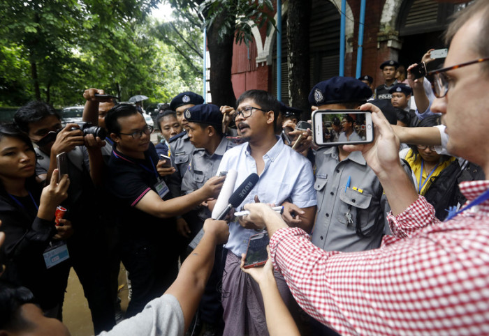 Der inhaftierte Reuters-Journalist Wa Lone (M.). Foto: epa/Nyein Chan Naing