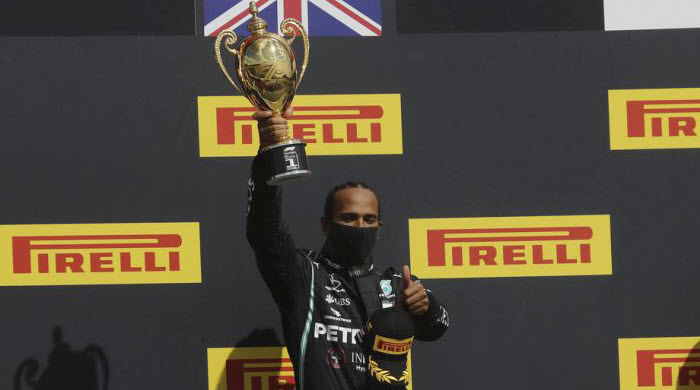 Lewis Hamilton von Mercedes-AMG Petronas, britischer Formel-1-Pilot, hebt die Trophäe nach seinem Sieg beim Formel-1-Grand-Prix 2020 in die Höhe. Foto: epa/Frank Augstein