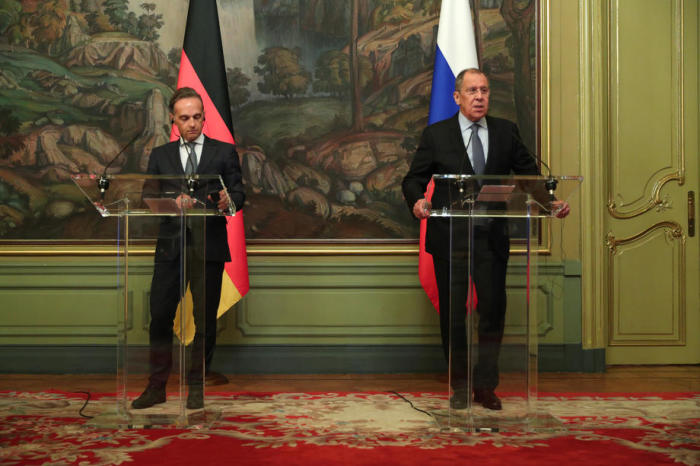 Der russische Außenminister Sergej Lawrow (R) und seinen deutschen Amtskollegen Heiko Maas (L) während ihrer Pressekonferenz in Moskau. Foto: epa/Russisches Aussenministerium