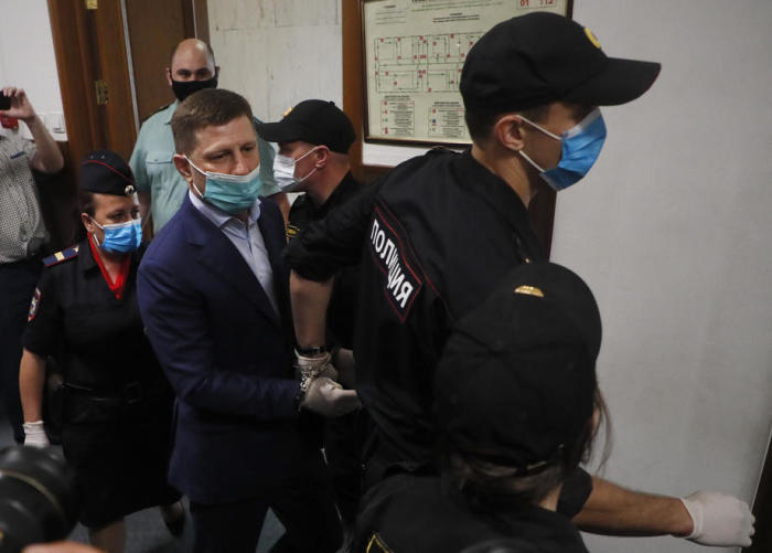 Russische Polizisten eskortieren den verhafteten Gouverneur des Gebiets Chabarowsk, Sergej Furgal, zum Bezirksgericht Basmanny in Moskau. Foto: epa/Maxim Schipenkow
