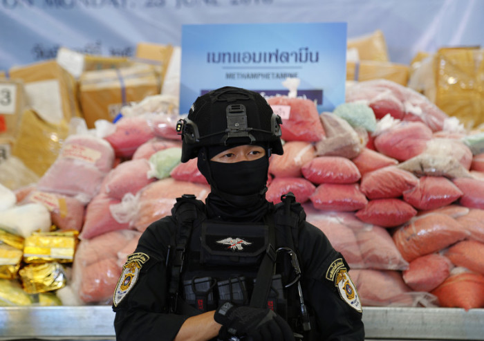 Sicherheitspersonal bewacht auf einer Pressekonferenz beschlagnahmtes Rauschgift. Foto: epa/Narong Sangnak
