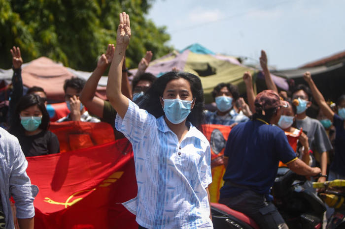 Trotz harten Durchgreifen der Sicherheitskräfte demonstrieren die Menschen auf den Straßen Myanmars gegen den Militärputsch. Foto: epa/Stringer