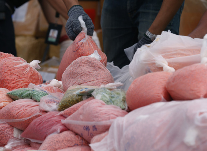 Immer wieder beschlagnahmt die Polizei auf der Nord-Süd-Route große Mengen Methamphetamin. Archivbild: epa/Narong Sangnak