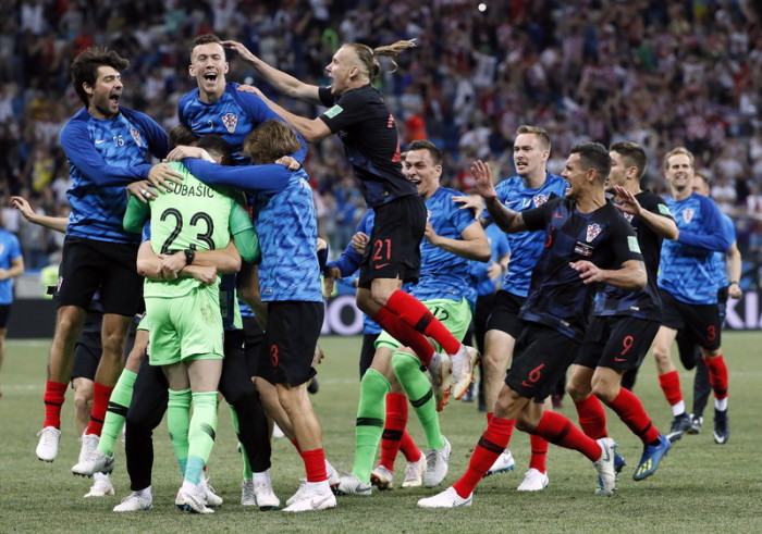 Kroatiens Spieler feiern nach dem Fußball-WM-Achtelfinale 2018 zwischen Kroatien und Dänemark in Nischni Nowgorod. Foto: epa/Etienne Laurent