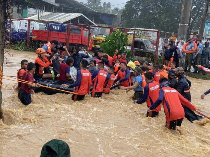 Rettungsaktionen in den von den Überschwemmungen betroffenen Gebieten nach dem Eintreffen des Taifuns Rai auf den Philippinen. Foto: epa/Pcg