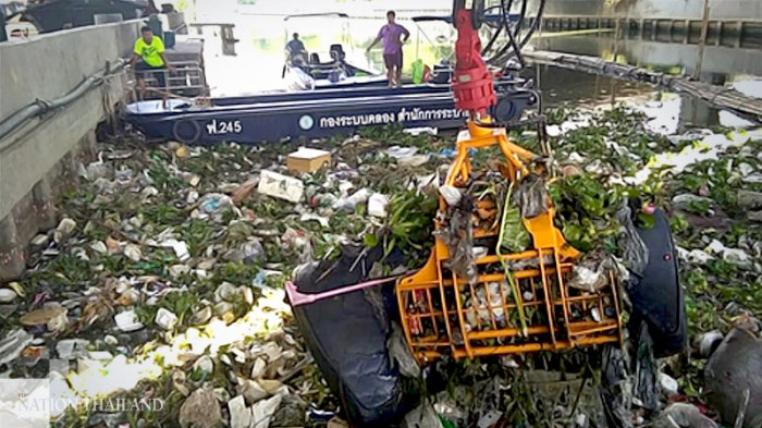 Arbeiter der Stadtverwaltung befreien einen Khlong von Müll. Foto: The Nation