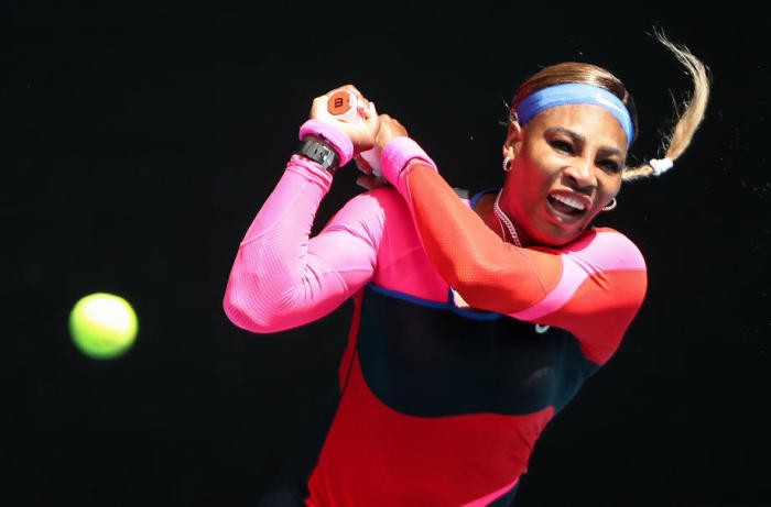 Die Amerikanerin Serena Williams in Aktion gegen Aryna Sabalenka aus Weißrussland. Foto: epa/Jason O'brien