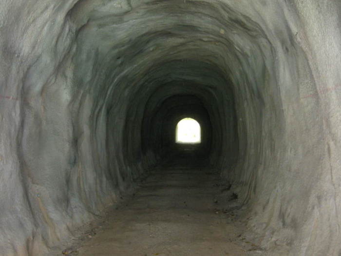 Damals, im Sommer 2007, schoss der FARANG-Redakteur erste Fotos des Tunnels in Bang Por – weil alle vermuteten, kein Geringerer als David Beckham wolle so einen privaten Strandzugang erhalten. Fotos: Redaktion