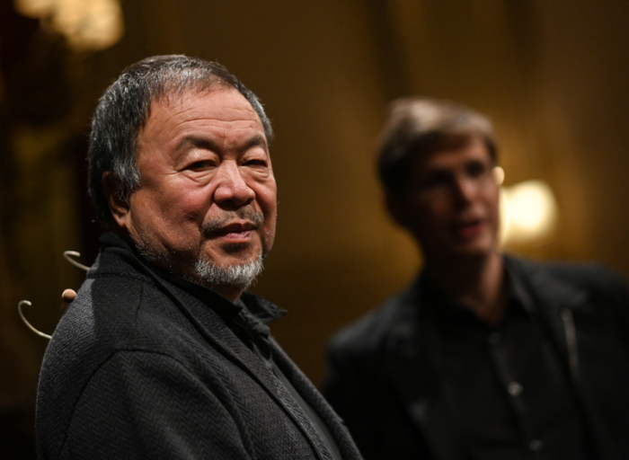 Ai Weiwei (l), Künstler, und Daniel Kehlmann, Schriftsteller, stehen am Rande einer Lesung im Berliner Ensemble. Foto: Britta Pedersen/dpa