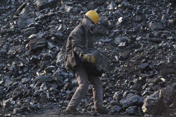  Die Arbeiter in Chinas Kohleabbaugebieten arbeiten unter schwersten und gefährlichsten Bedingungen. Foto: epa/Mark