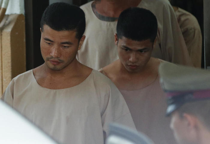Zaw Lin (l.) und Wai Phyo (r.) werden von Sicherheitskräften zurück in die Zelle geführt, nachdem der Oberste Gerichtshof am Donnerstag die Todesstrafe über die beiden Männer bestätigt hat. Foto: epa/Rungroj Yongrit