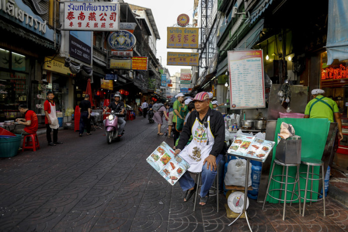 Aufnahme von Bangkoks Chinatown aus Vor-Corona-Zeiten, eine der geplanten Sicherheitszonen für Touristen. Foto: epa/Diego Azubel