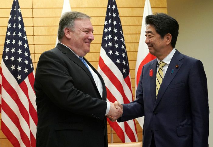 US-Außenminister Mike Pompeo (l.) und der japanische Premierminister Shinzo Abe (r.). Foto: epa/Eugene Hoshiko